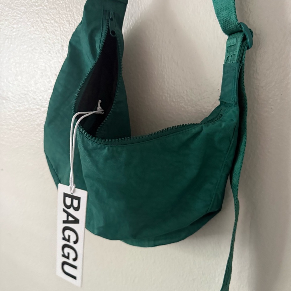 NWT BAGGU Medium Cypress Crescent Bag!